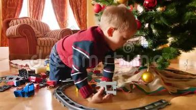 小男孩的4k视频收到玩具铁路和火车圣诞节从圣诞老人。 儿童建筑栏杆